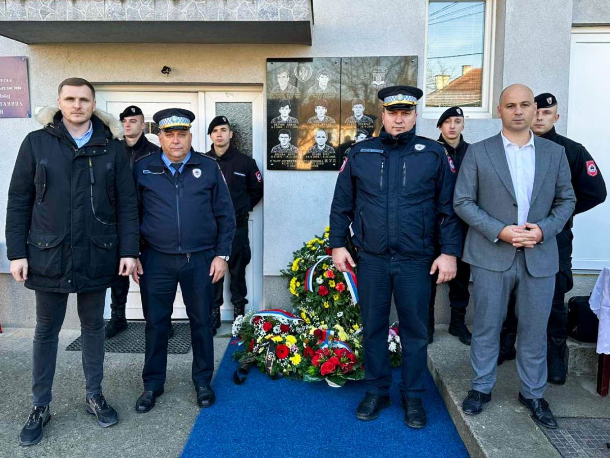 ОСВЕШТАНА СПОМЕН-ПЛОЧА ПОГИНУЛИМ ПРИПАДНИЦИМА МУП-А У СТАНАРИМА